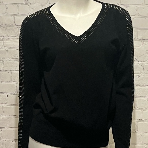 ❤️ LOVELY Knit Sweater with Rhinestones Details - Picture 1 of 5